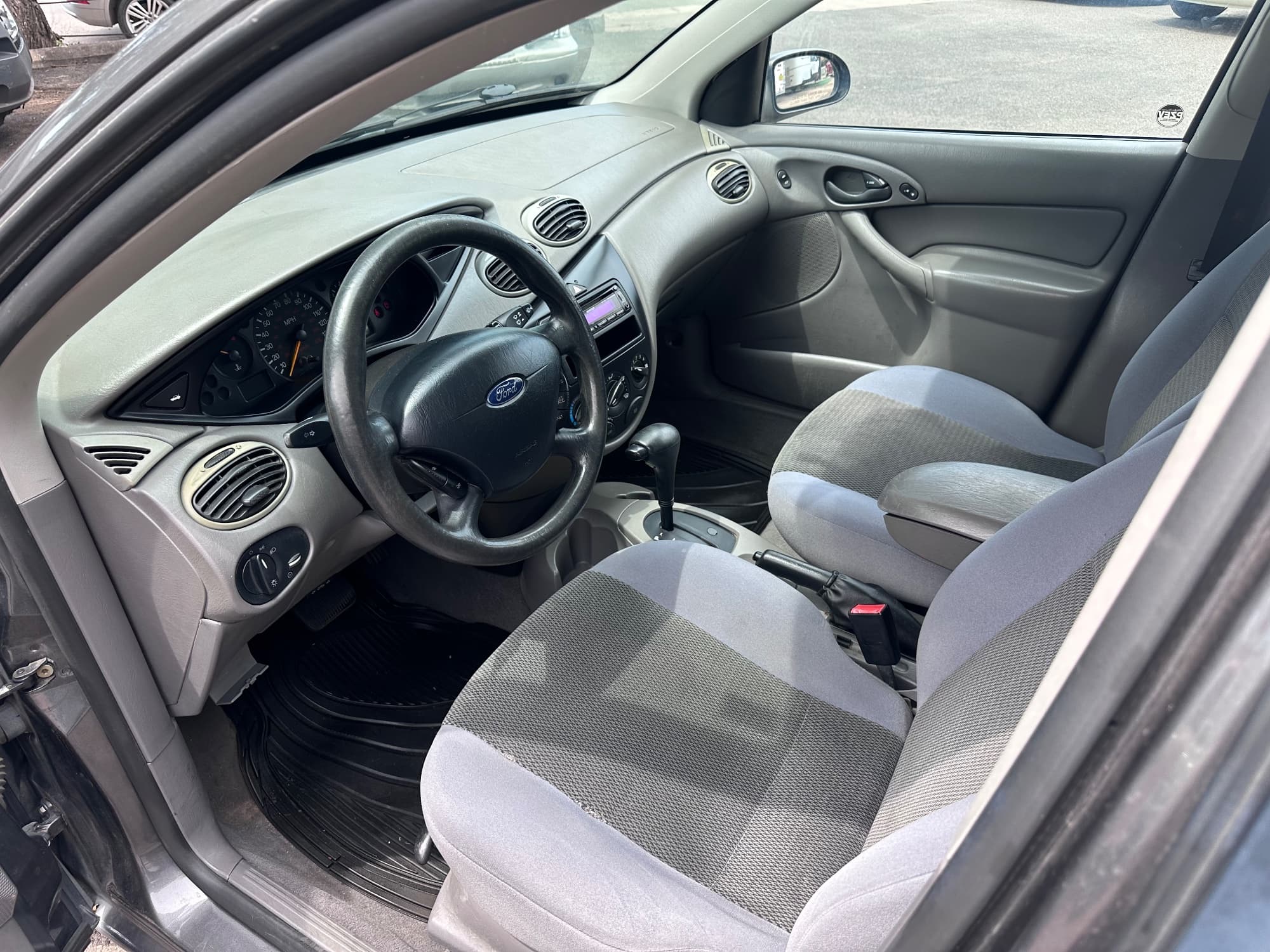 2004 Ford Focus — photo 10