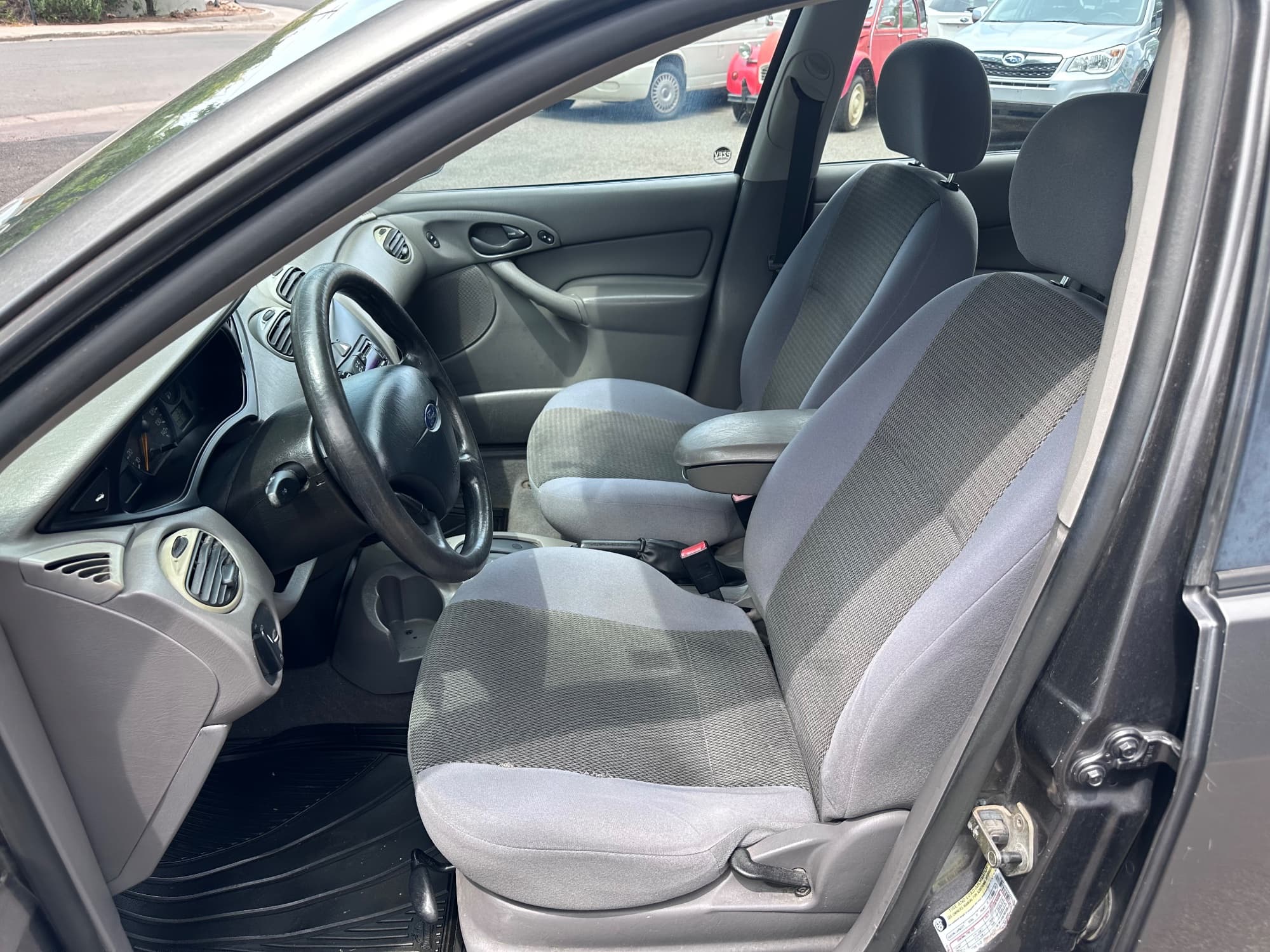 2004 Ford Focus — photo 11