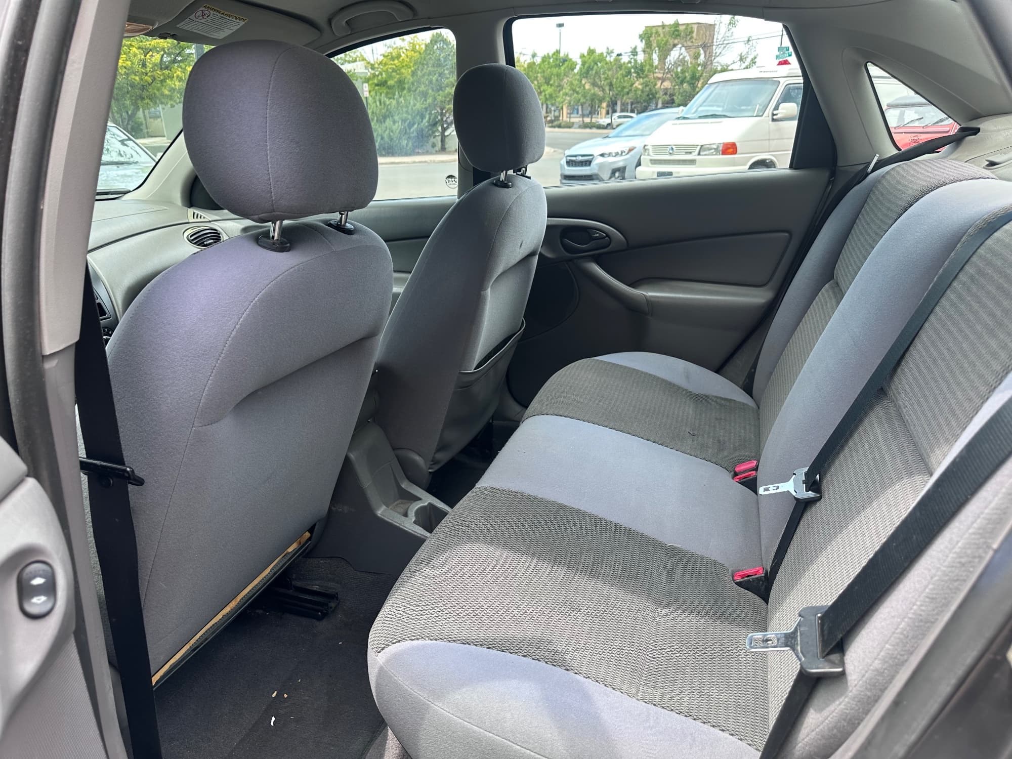 2004 Ford Focus — photo 12