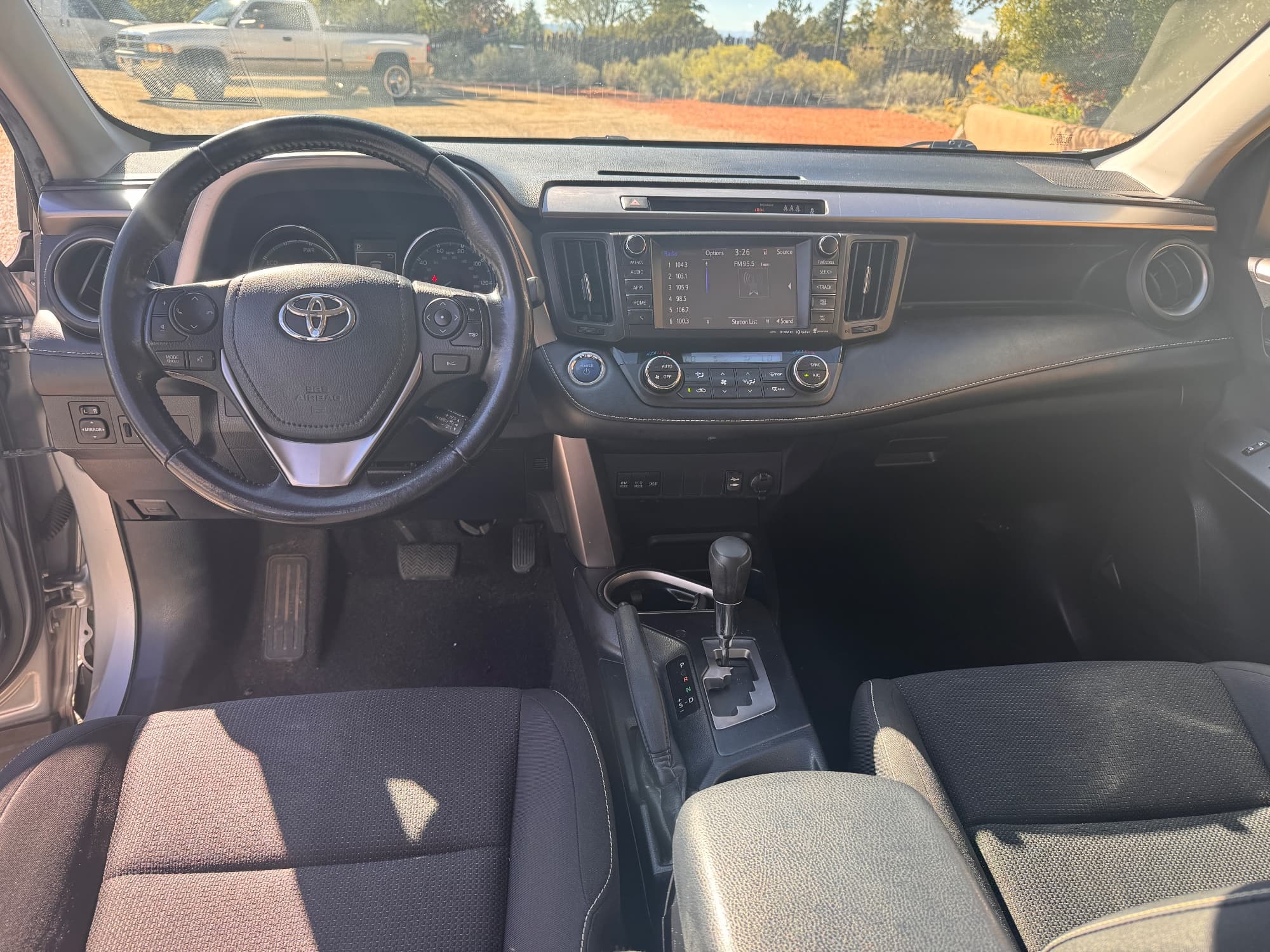 2017 Toyota RAV4 — photo 15