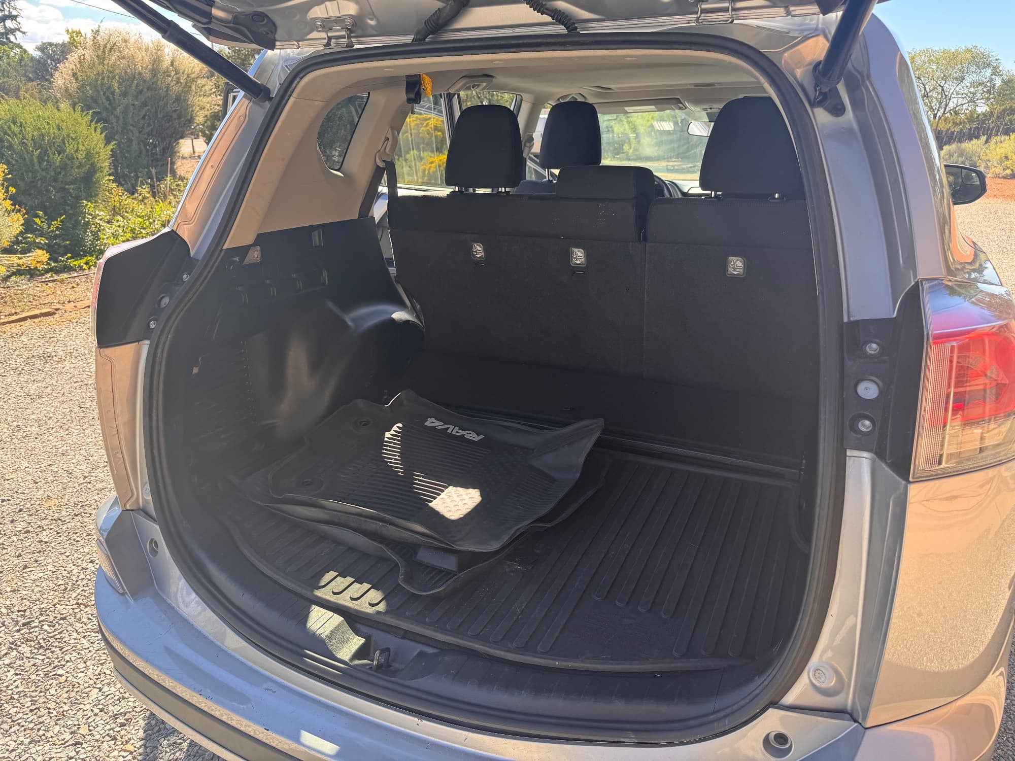 2017 Toyota RAV4 — photo 13